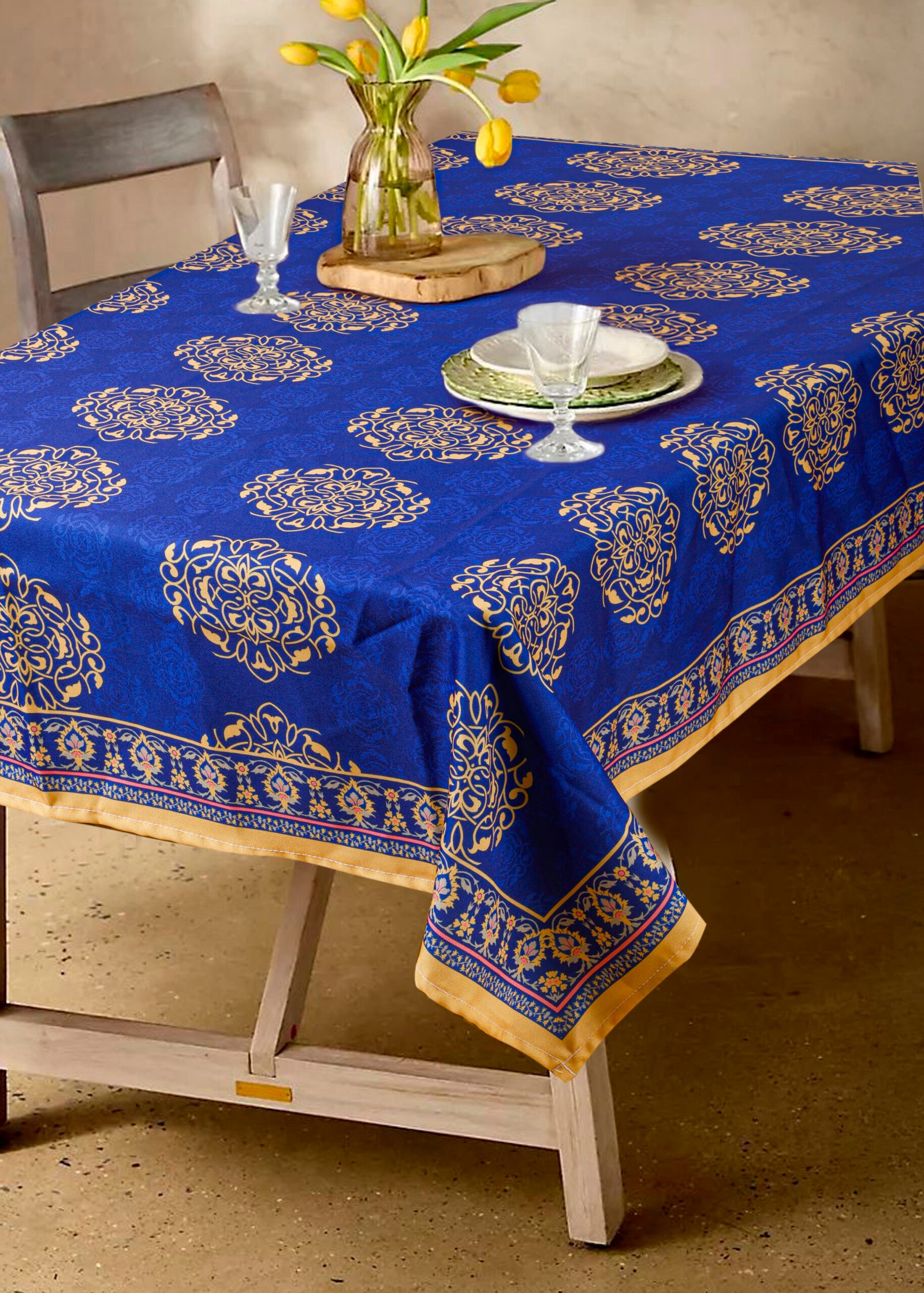 Elegant Clover Pattern Table Cloth
